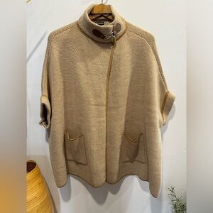 Steve Madden Women's Poncho/sweater. One Size, Camel, Pockets, Buckle, EUC!